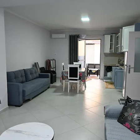 Apartament Eleanas *